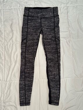 Lululemon Pace Perfect Tight 25” in AirTime White/Black size 4